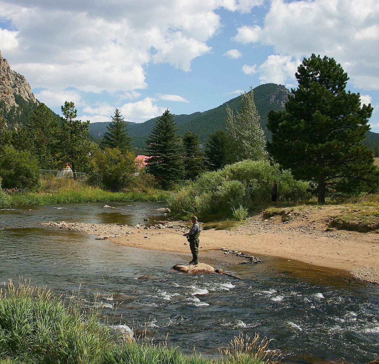 Flussangler in den Rocky Mountains in Colorado