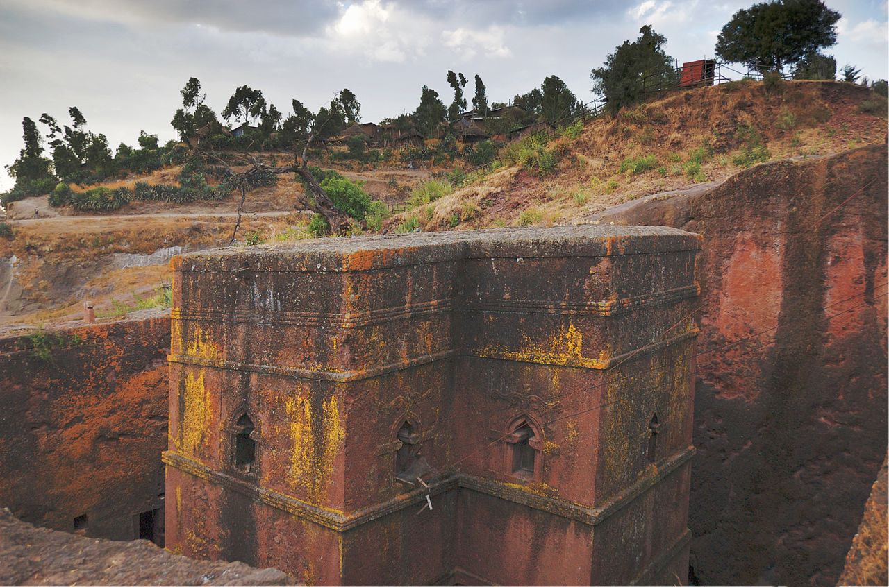 In this photo, I believe the slope of the original ground surface is visible in the upper right corner.
Before Bet Giyorgis was created in the 13th century, a photo from my vantage point would have sh