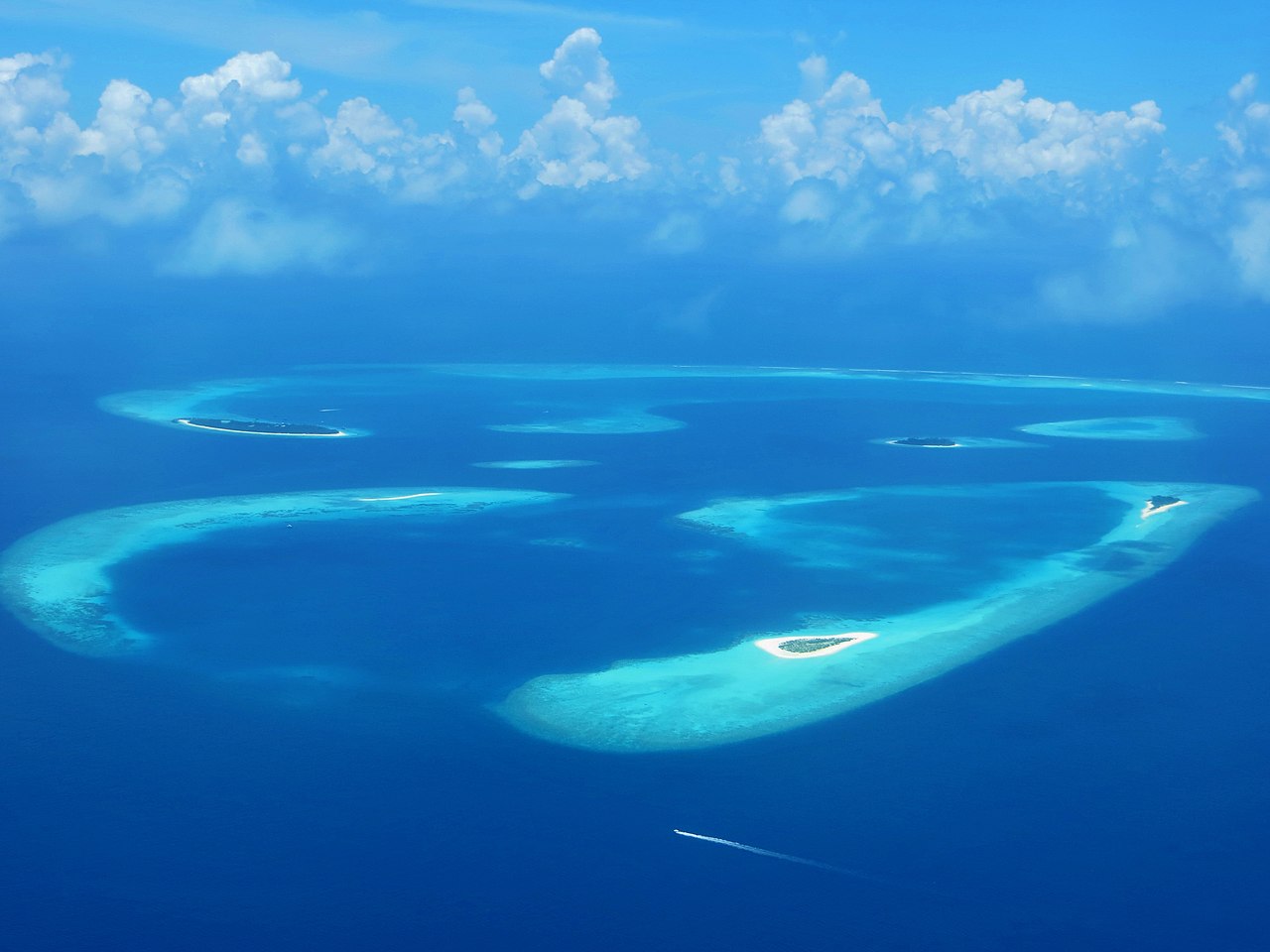Une vue aérienne de Veyofushi dans l'atoll de Baa, aux Maldives.
