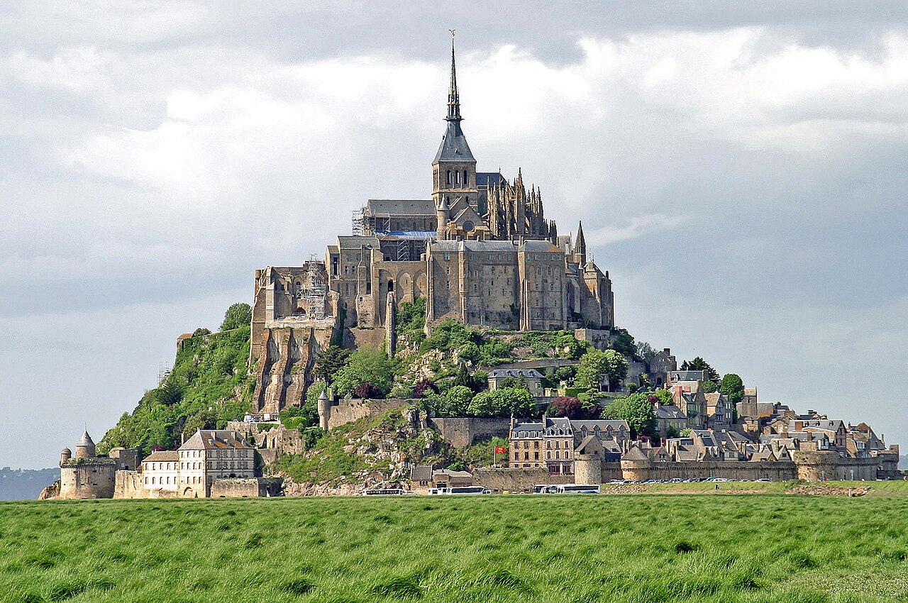 Die Abtei Mont Saint Michel liegt auf einer 92 Meter hohen Felseninsel im Wattenmeer der Normandie beim Ort Le Mont-Saint-Michel. Aufnahme aus dem Jahre 2006.