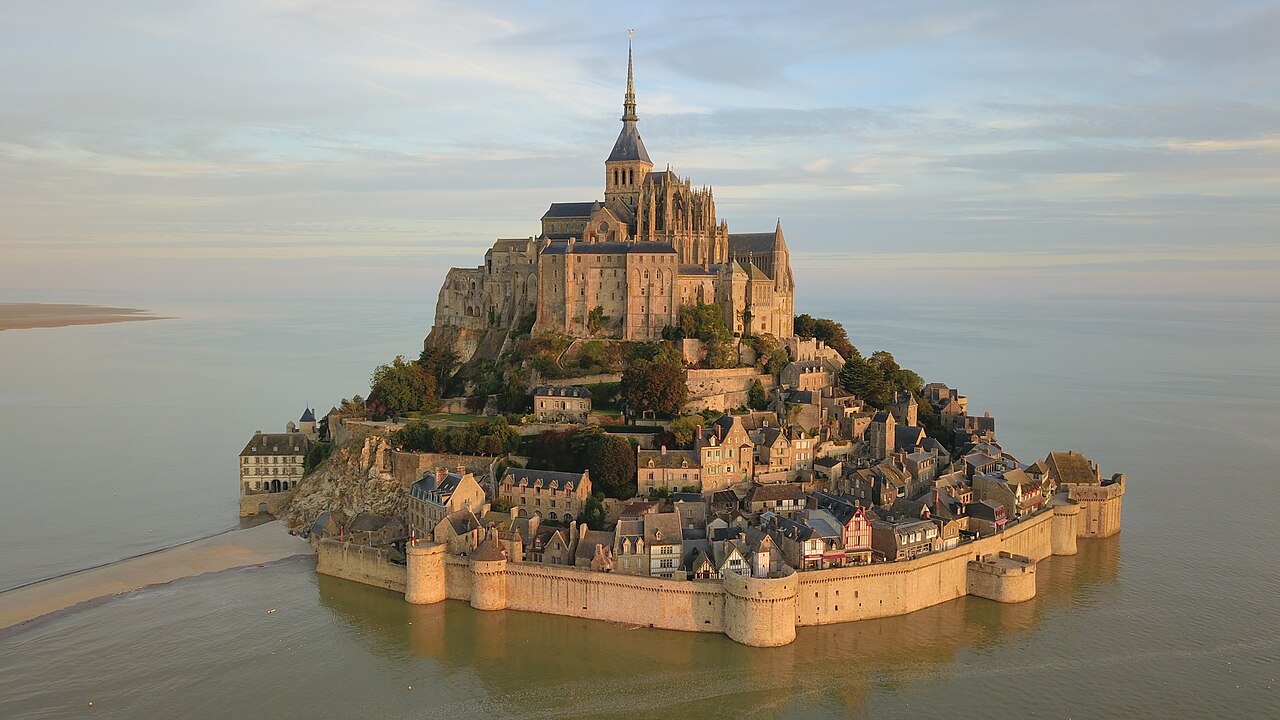 Le Mont-Saint-Michel vu du ciel au lever du soleil. Photo prise par un drone.